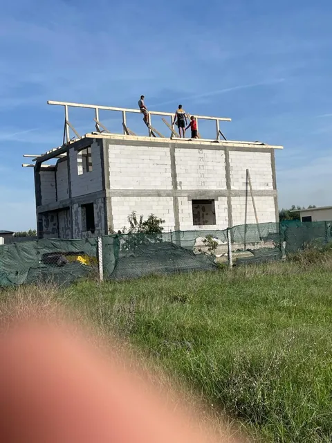 Etapă de execuție a șarpantei — STEEL ROOF
