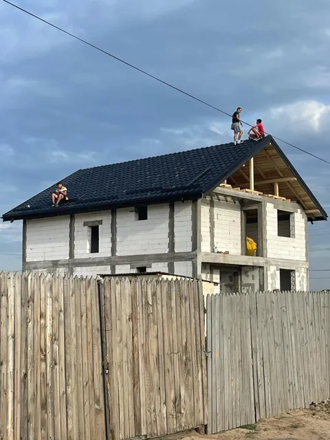 Învelitoare metalică în curs de montaj — STEEL ROOF