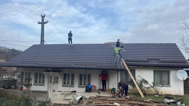 Etapă de montaj pe acoperiș — STEEL ROOF