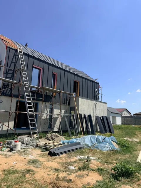 Placare metalică de fațadă în execuție — STEEL ROOF