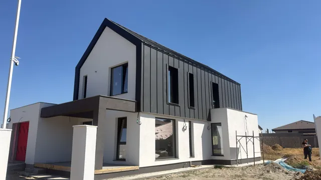 Fațadă contemporană cu placare metalică — STEEL ROOF