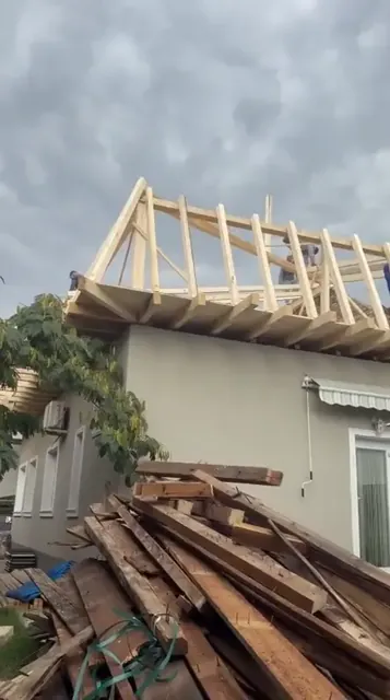 Lucrări de acoperiș — video 1 — STEEL ROOF